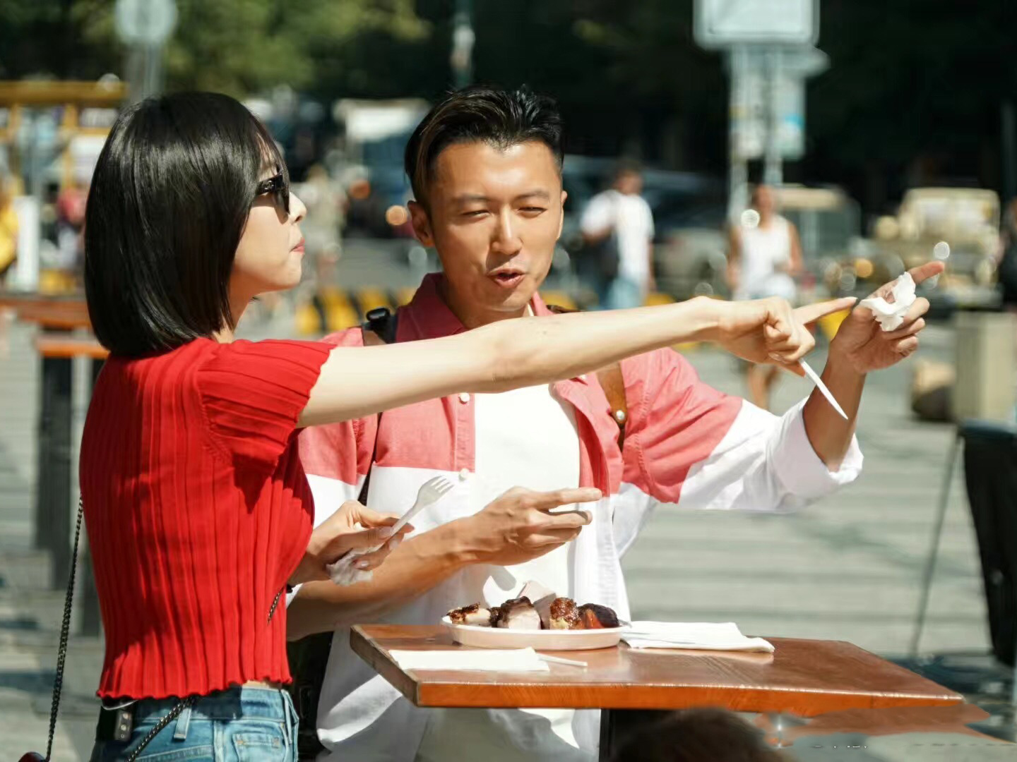 她与谢霆锋录制《十二道锋味》的时候,也这样穿了.