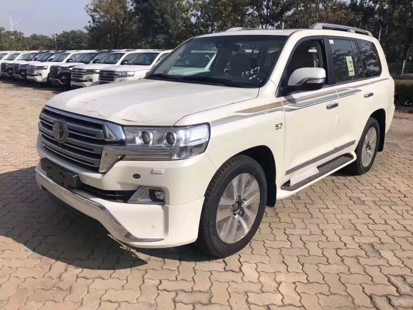 都是大排量v8自吸,要龙头还是凤尾?