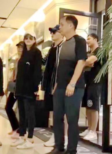 张馨予何捷现身家具店,双手遮挡隆起的小肚,何捷一路搀扶超恩爱