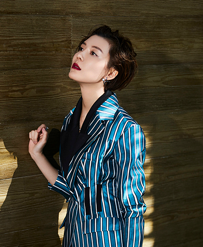 车晓,身着剪裁精致的蓝色条纹西服,直视镜头上演眼神杀