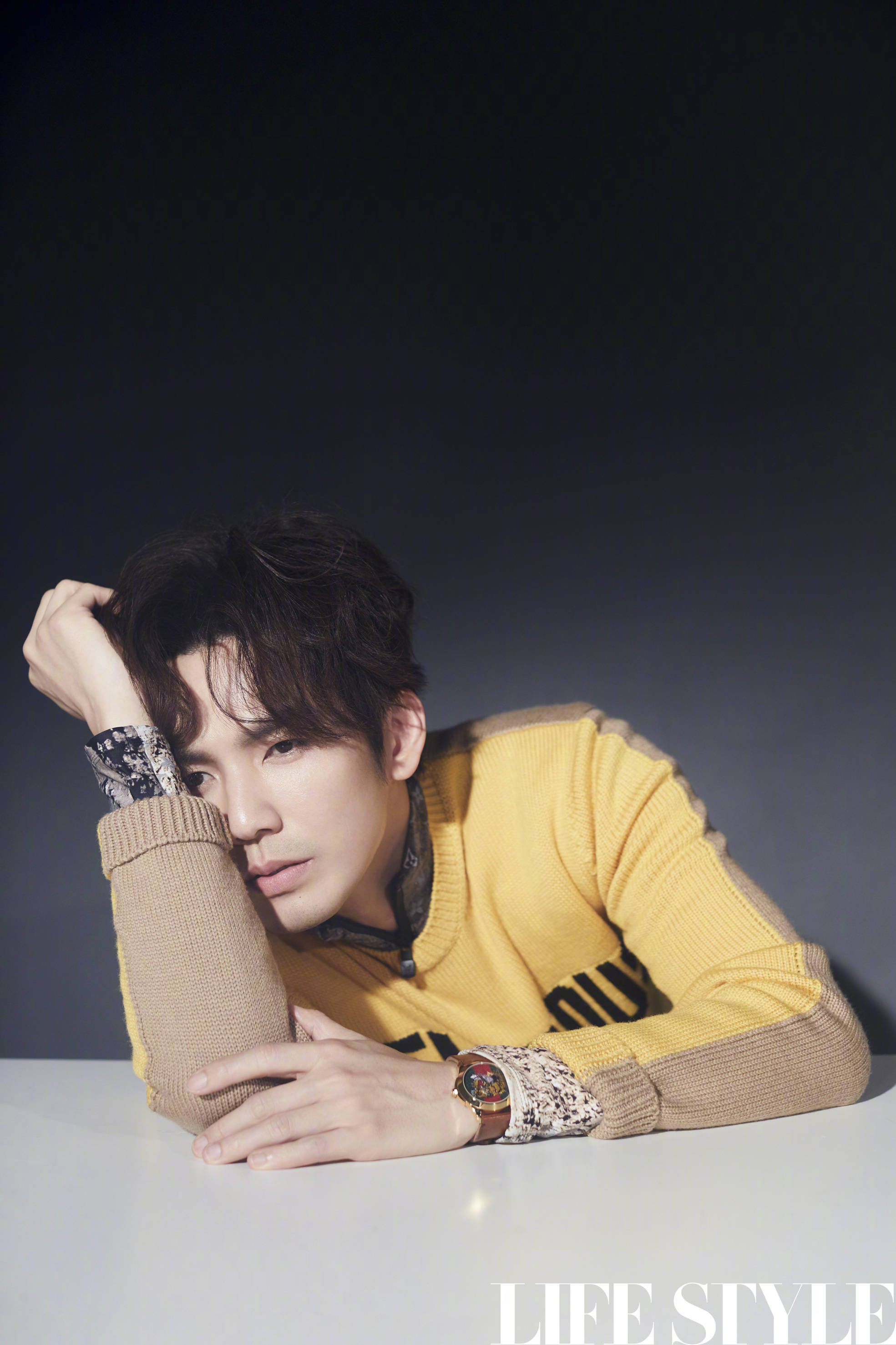 优质偶像@钟汉良 这组大片完美诠释成熟男人的魅力所在,安静沉稳