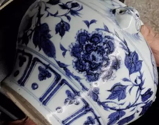 瓷器破泡里找到臭干黑或黄水斑,就可判定为古瓷了