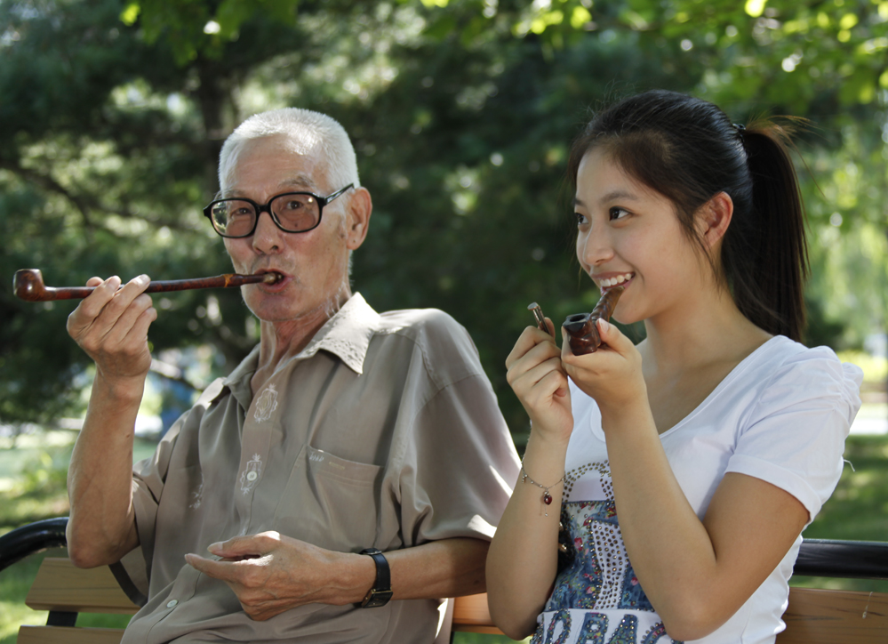 刚结婚一个月，妻子就偷睡了55岁的老头