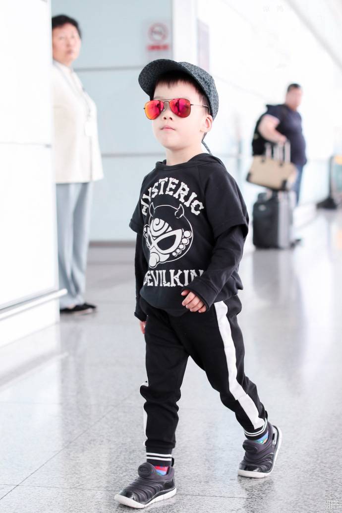 谢楠带儿子现身吴所谓一身潮装对镜卖萌网友一点都不像吴京