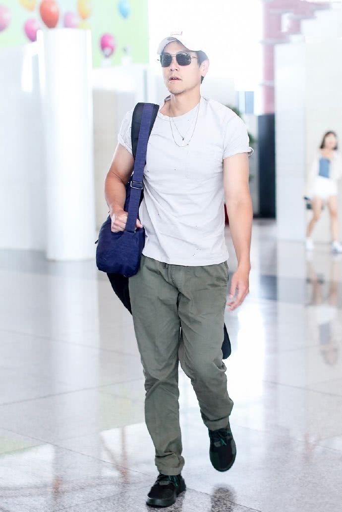 彭于晏现身机场满脸胡渣,穿着低调认不出,与平常判若两人!