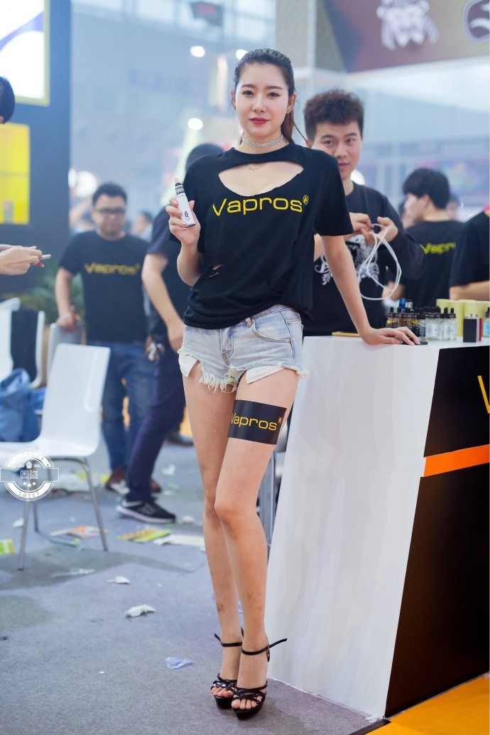 街拍:会展上的导购小姐姐,大长腿都是"广告位"吗?