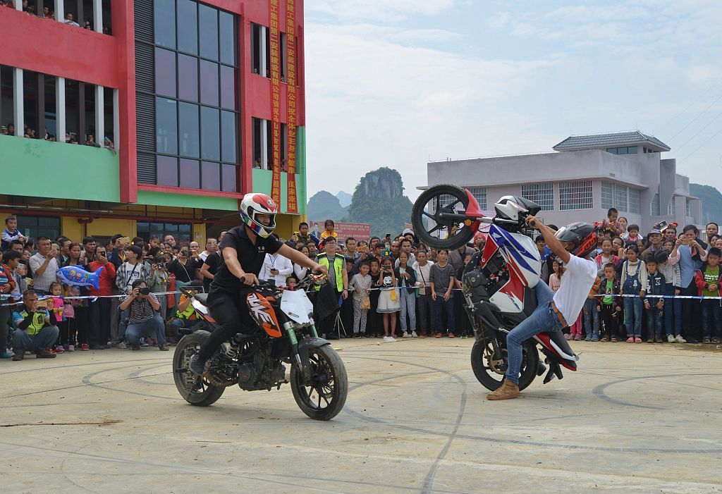 速度与激情 广西南宁乡村摩托车特技表演赚足眼球
