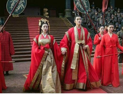 明星古装剧中的结婚照,唐嫣和罗晋,冯绍峰和杨幂,你喜欢哪一对