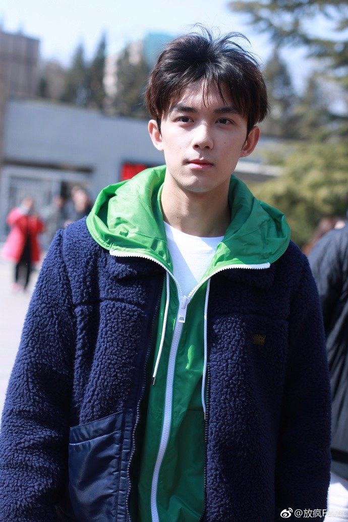 吴磊现身北电艺考四试现场,皮肤白嫩笑容灿烂阳光帅气