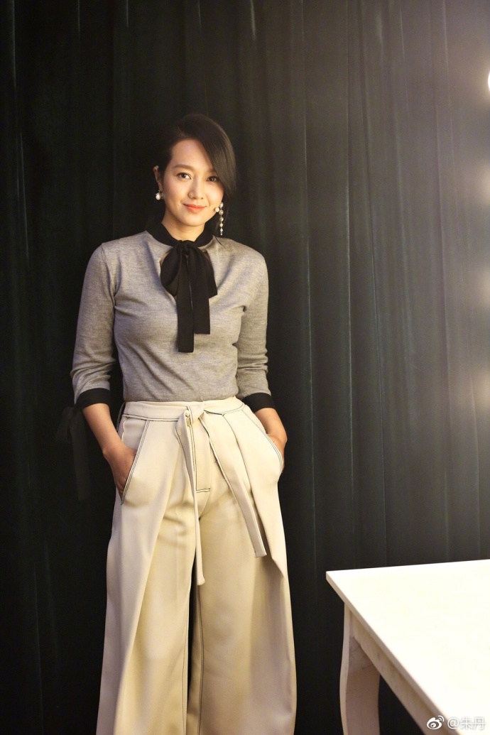 朱丹终于知道打扮自己了,一套知性装扮美出新高度,网友:不丑了