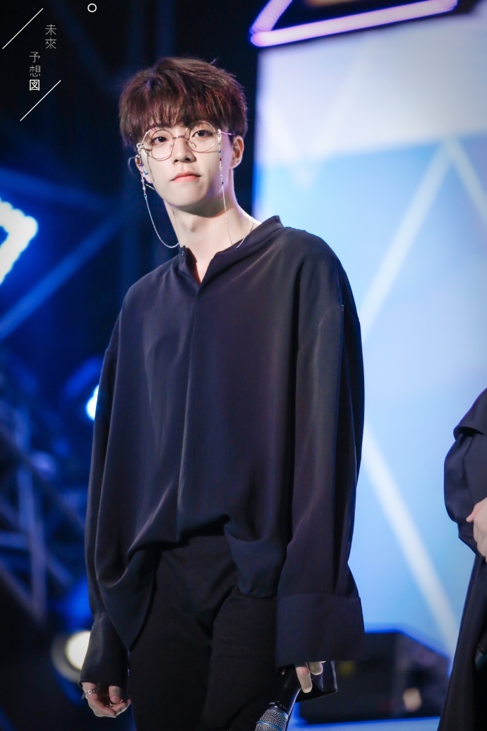 陈立农 眼镜戴上眼镜的陈立农完美演绎两种状态,软萌帅气一秒切换