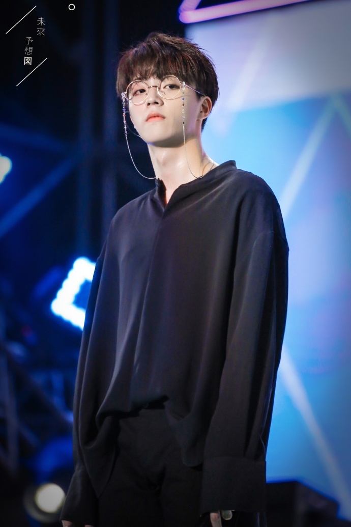 陈立农 眼镜戴上眼镜的陈立农完美演绎两种状态,软萌帅气一秒切换