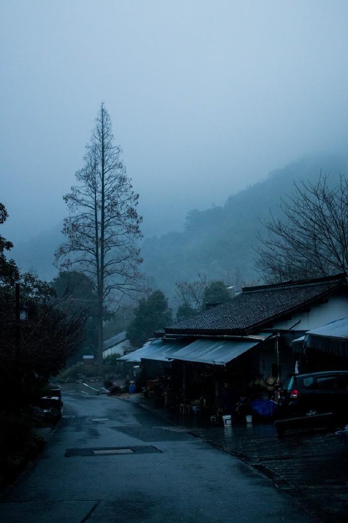 山人晨事早，晓雾伴昏灯