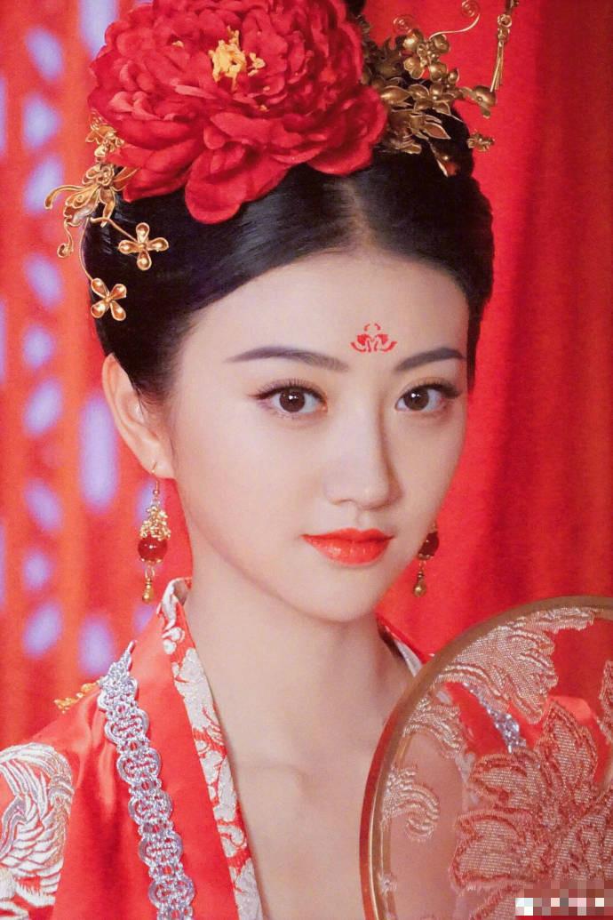 当女星遇上花钿妆,赵丽颖霸气,刘诗诗淡然,迪丽热巴移不开眼