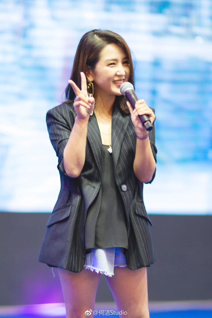 现在的何洁不管是穿什么样风格的衣服都能驾驭的了,这次她穿了一件