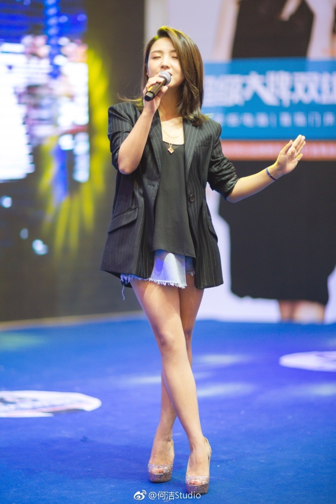 32岁何洁穿搭像42岁土大妈,看到她的裙子我沉默了,这时尚太难懂