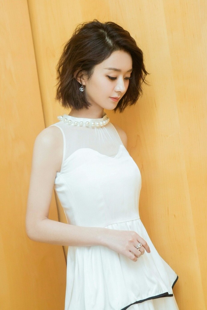 赵丽颖短发尽显干练的都市精英风格