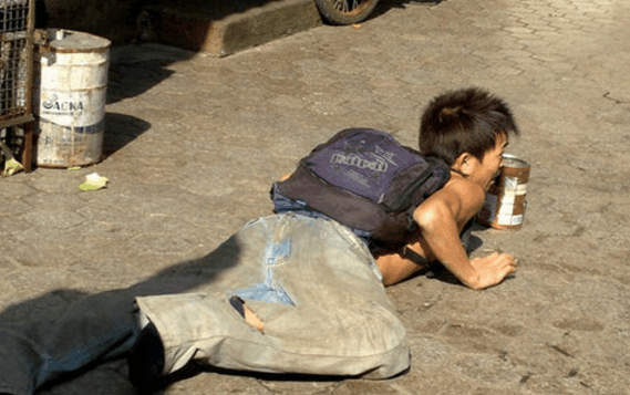 实拍: 上班是乞丐, 下班时潮男, 身份秒转变