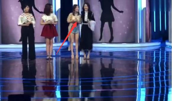 冯提莫参加综艺节目走光, 网友: 这次糗大了,