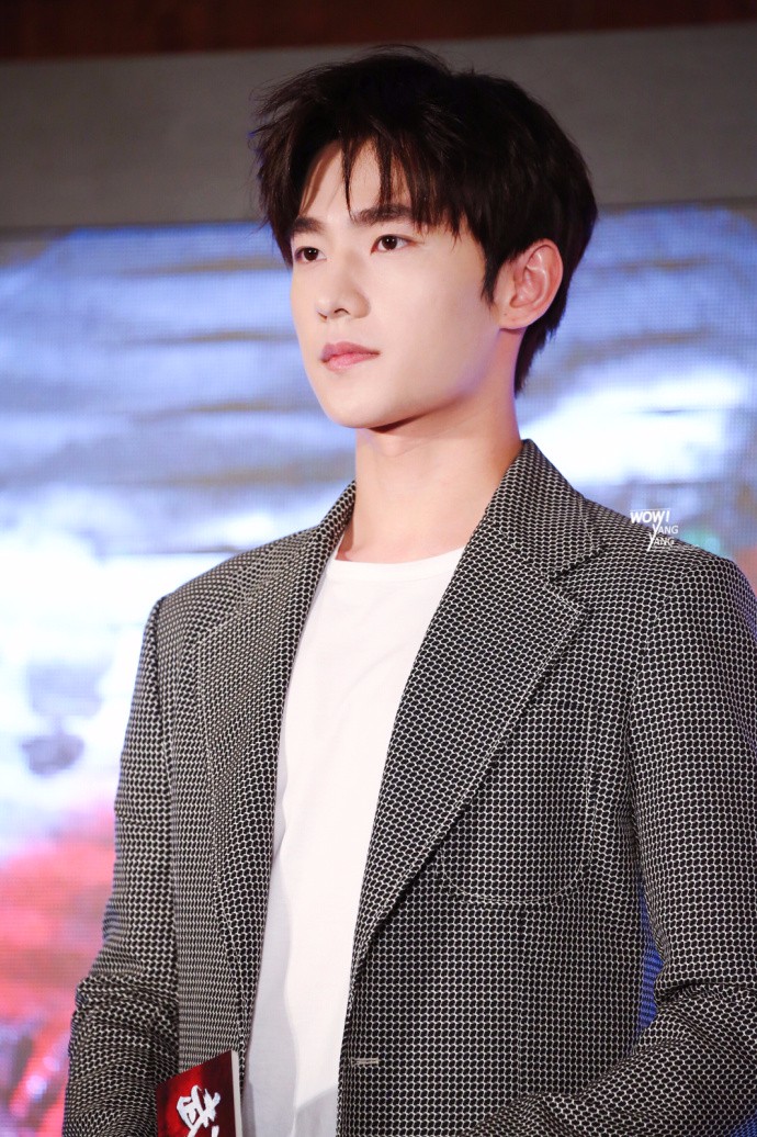 杨洋穿灰色西装亮相电视剧《武动乾坤》发布会