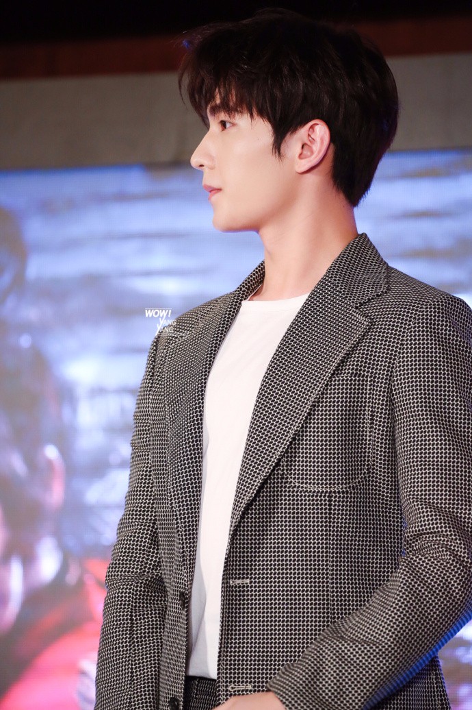 杨洋穿灰色西装亮相电视剧《武动乾坤》发布会