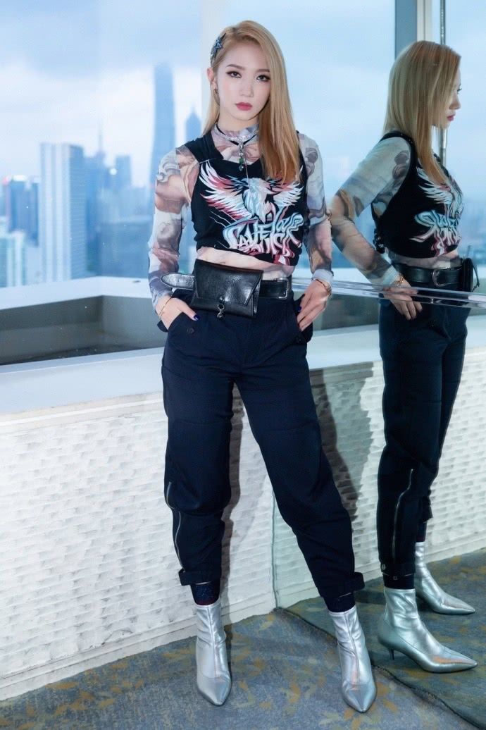 孟美岐胆真大短裤短到看不见1万5透明包包毫无隐私可言