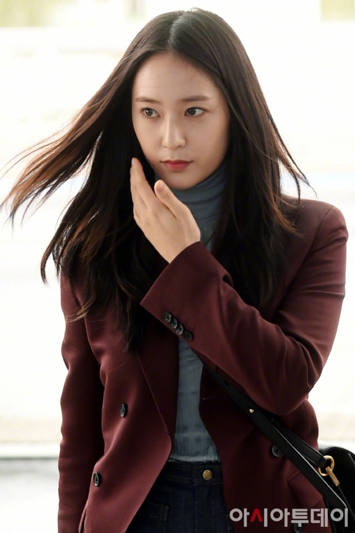 郑秀晶长发飘飘郑秀晶用手撩头发