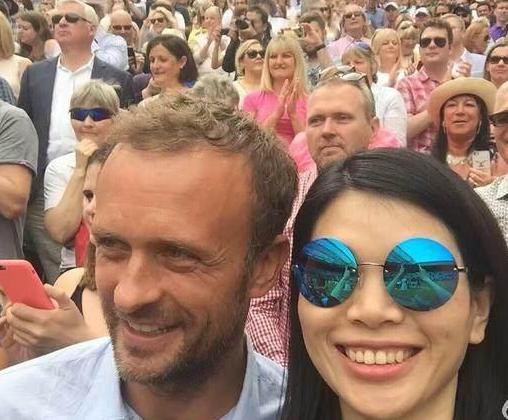 37岁国际超模吕燕近照,被国人嫌弃长的丑,嫁法国丈夫生活幸福