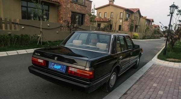 丰田皇冠,这款车可也算是有不少的年头了,据车主所介绍说这是1984年的