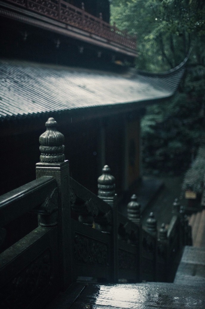 古寺风烟又一秋,山间苍翠月光流