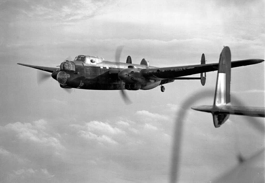 参加作战的英国曼彻斯特轰炸机少见的双发战略轰炸机