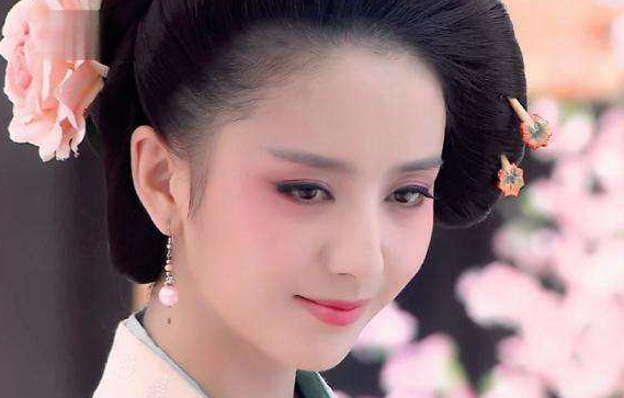 佟丽娅和戚薇参加综艺节目,这个细节暴露出她