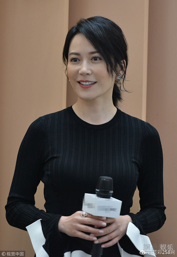 俞飞鸿出席品牌活动,她身穿黑色荷叶边针织衫搭配长裙优雅知性