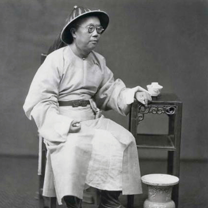 像驼背清朝官员的"写真照":醇亲王奕讀与两个年幼的儿子载洵和载沣