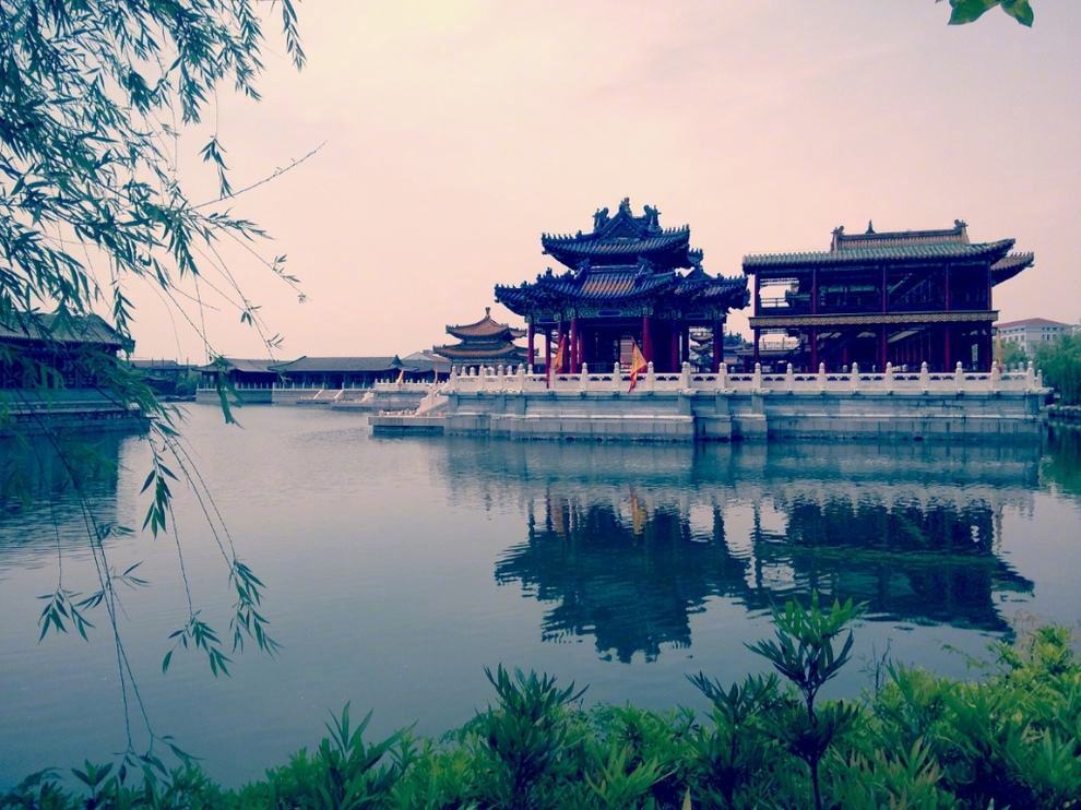 绿树阴浓夏日长楼台倒影入池塘