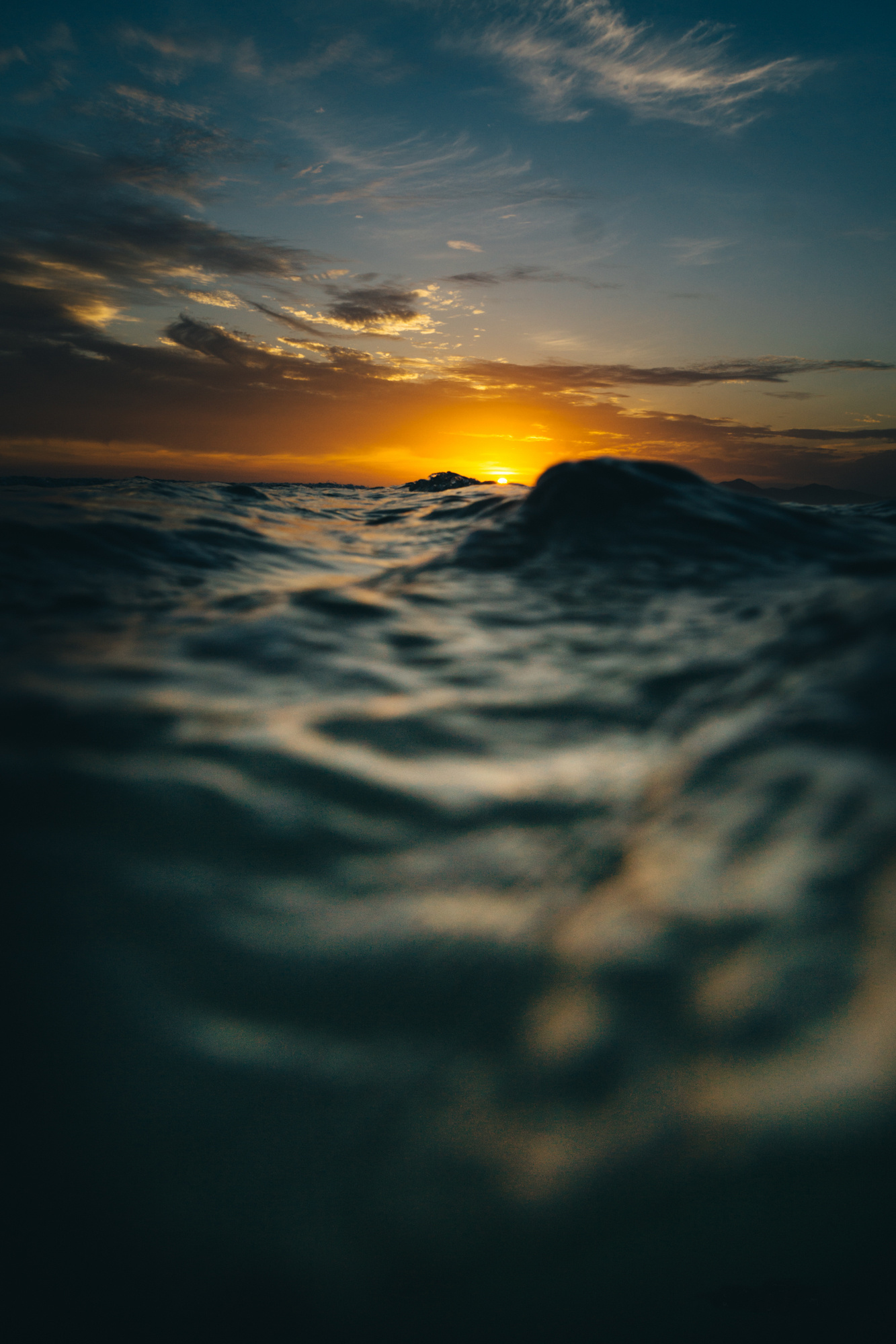 巴西摄影师andrejoaquim将相机放置在海面上