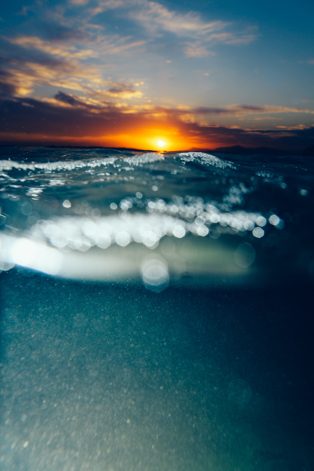 巴西摄影师andrejoaquim将相机放置在海面上