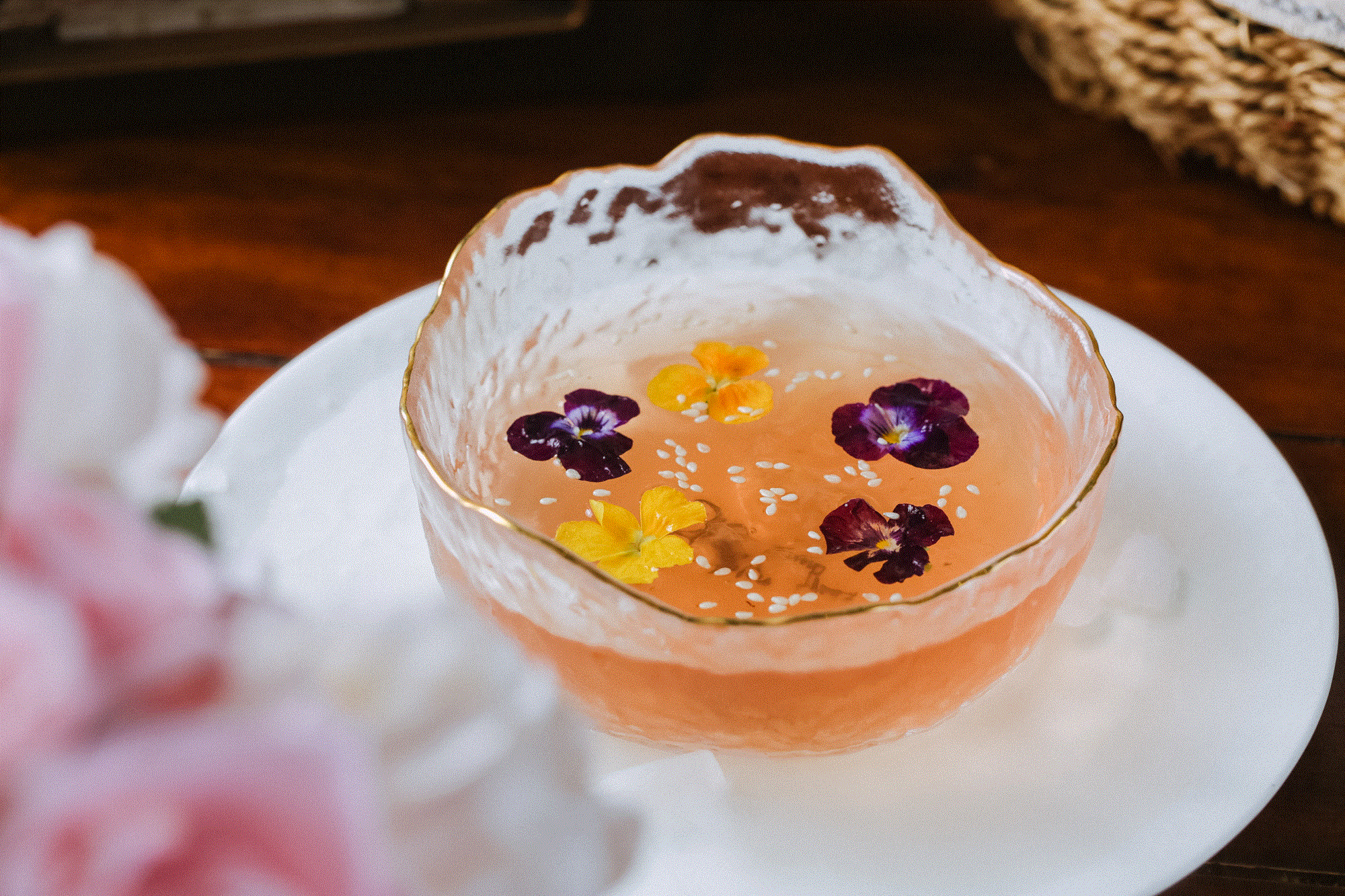 去风荷园这家小西餐馆吃饭的只有两种人,常客和即将成为常客的人