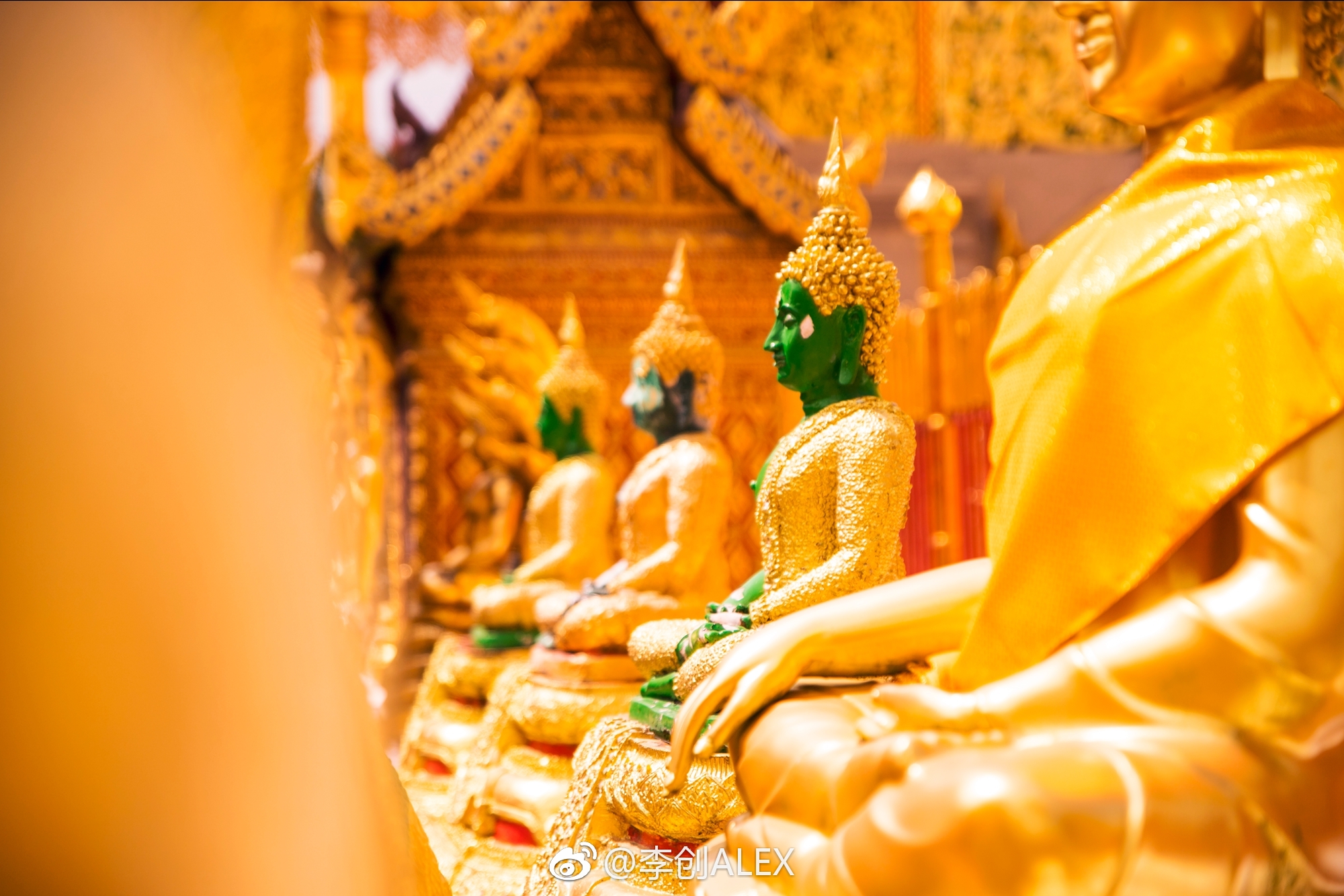泰国最金碧辉煌的寺庙~清迈双龙寺_新浪新闻
