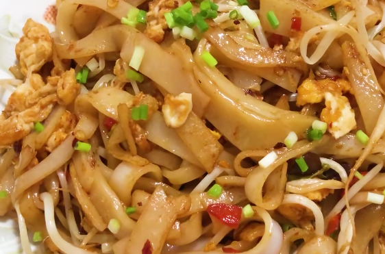 想吃炒河粉的不用去外面买了,教你在家简单一做,早饭不用愁了