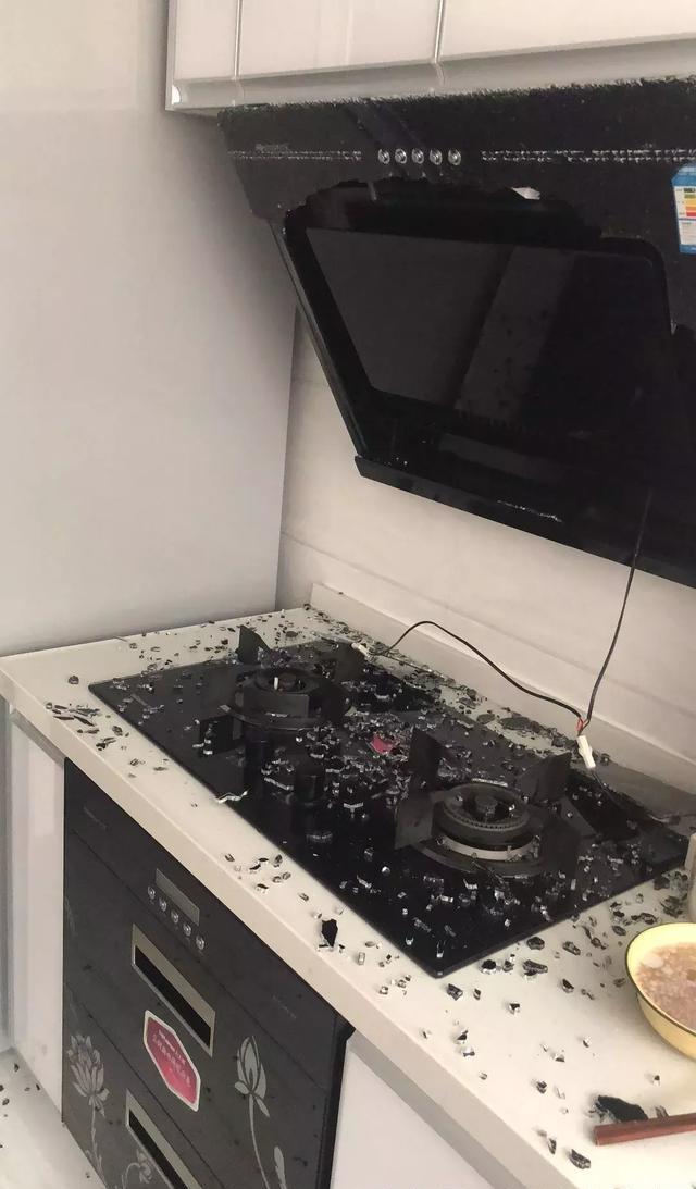 现场如下:爆炸后的抽油烟机,瞬间碎裂,玻璃渣滓遍布四周,厨房一片狼藉