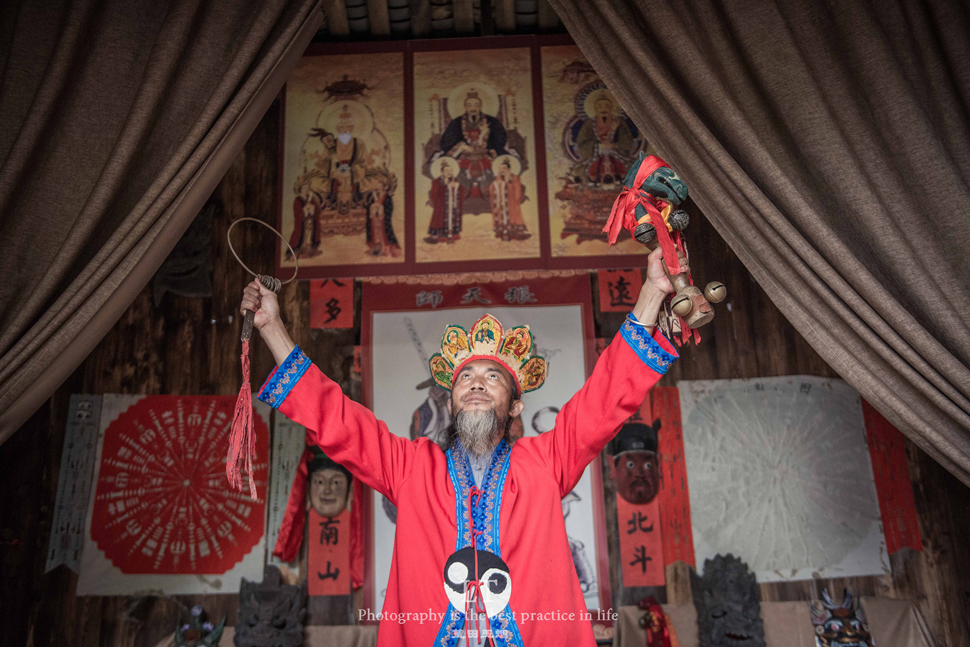 殷商时期流传下来的巫傩梯玛传人，是不是想象中的富有神棍？