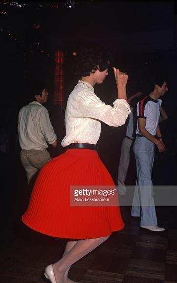 老照片直击1987年的中国,年轻男女在舞厅里跳迪斯科,是那个年代最流行