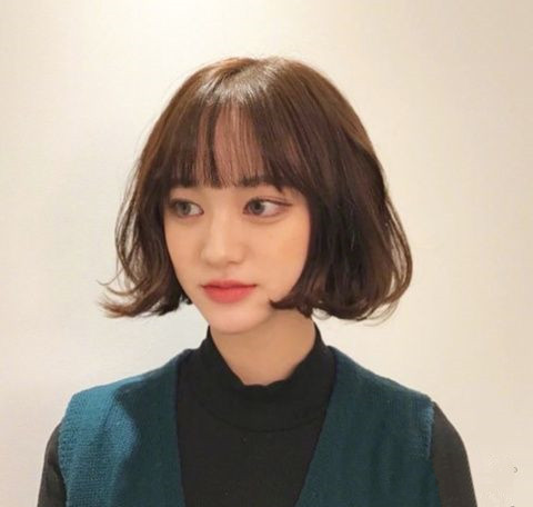 时髦瘦脸短发女生清纯活泼甜美洋气又好看