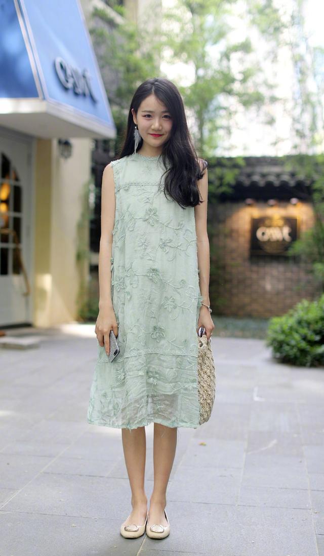 路人街拍杭州时尚美女个性夏装摆拍