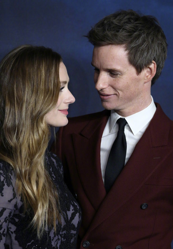 小雀斑eddie redmayne和妻子hannah bagshawe(身穿的是alexander