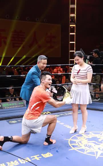 魏锐获胜后,拿金腰带擂台上求婚成功