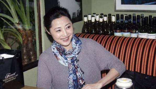 初婚嫁给张健导演,随后又嫁给张黎导演做第五任妻子,没想到兜兜转转