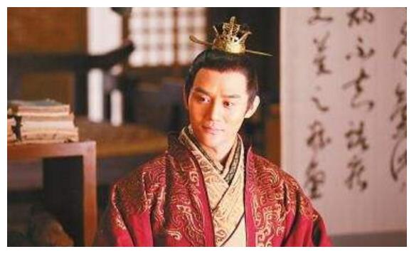 跟东施效颦一样,当时有一个丑男叫做左思,他执意模仿潘安,效仿他独