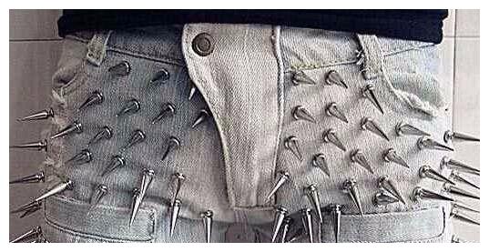 防狼裤,妹子们值得拥有啊妹子衣服上破了这么多洞,怎么能让老公放心